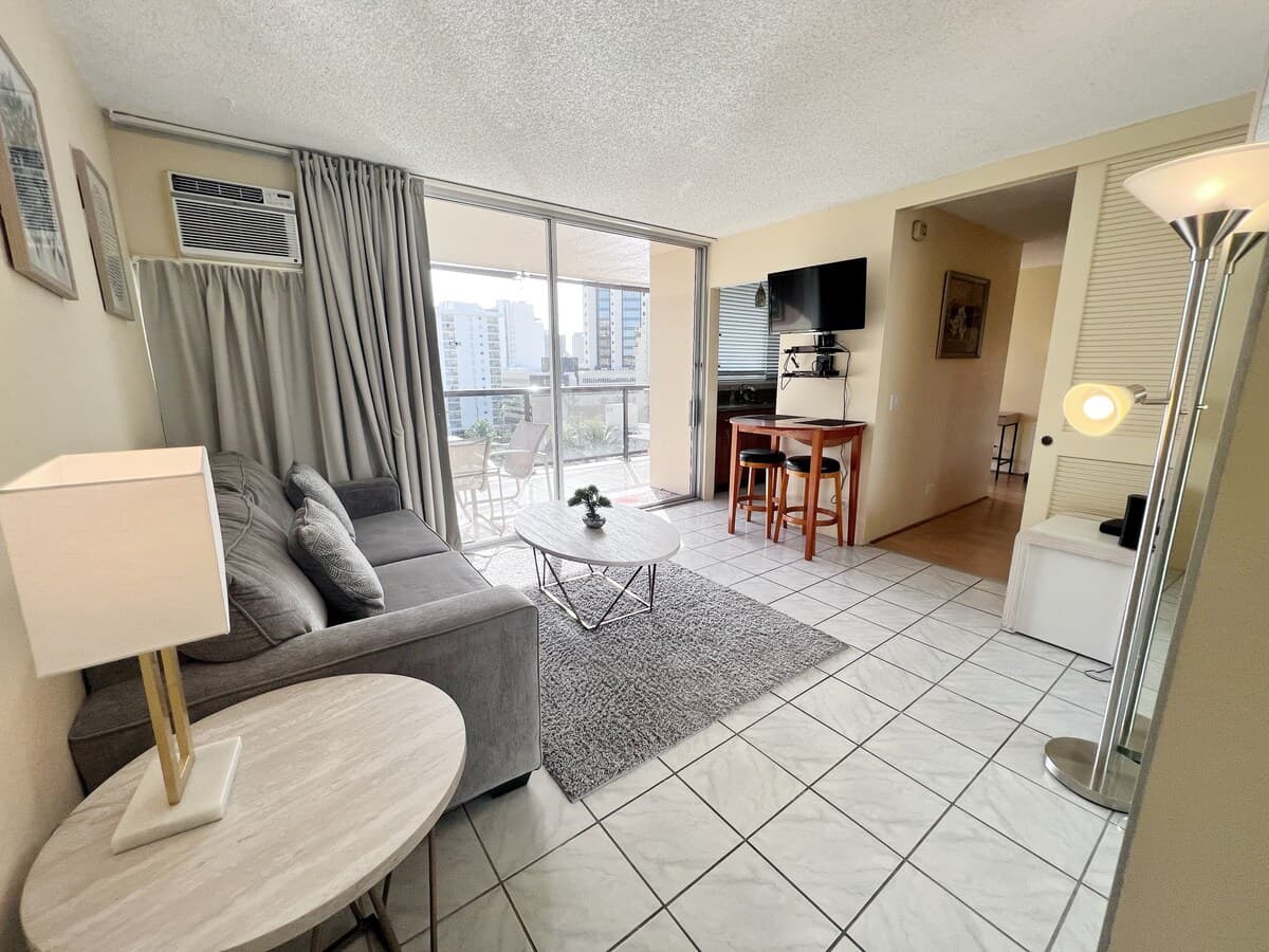 Near beach 1 bedroom lg. Lanai & W/D, free parking - Photo 1