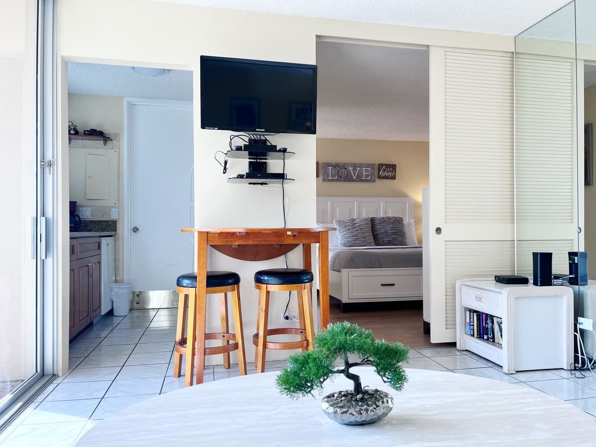 Near beach 1 bedroom lg. Lanai & W/D, free parking - Photo 3