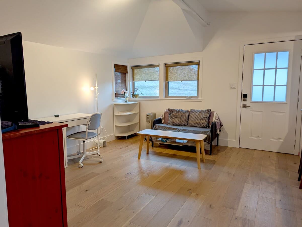 Cozy Studio with Private Patio (newly renovated) - Photo 2