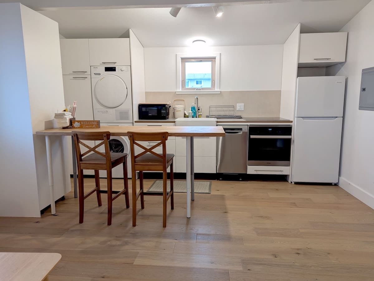 Cozy Studio with Private Patio (newly renovated) - Photo 3