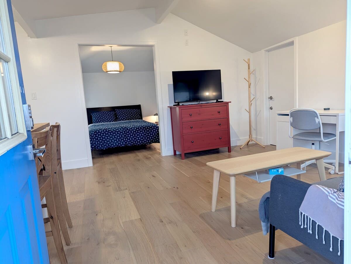 Cozy Studio with Private Patio (newly renovated) - Photo 5