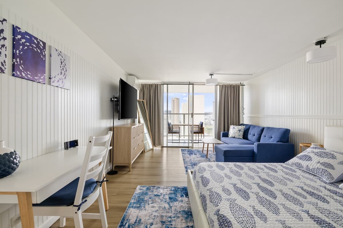Condo in Honolulu · ★4.67 · Studio · 1 bed · 1 private bath - Photo 1