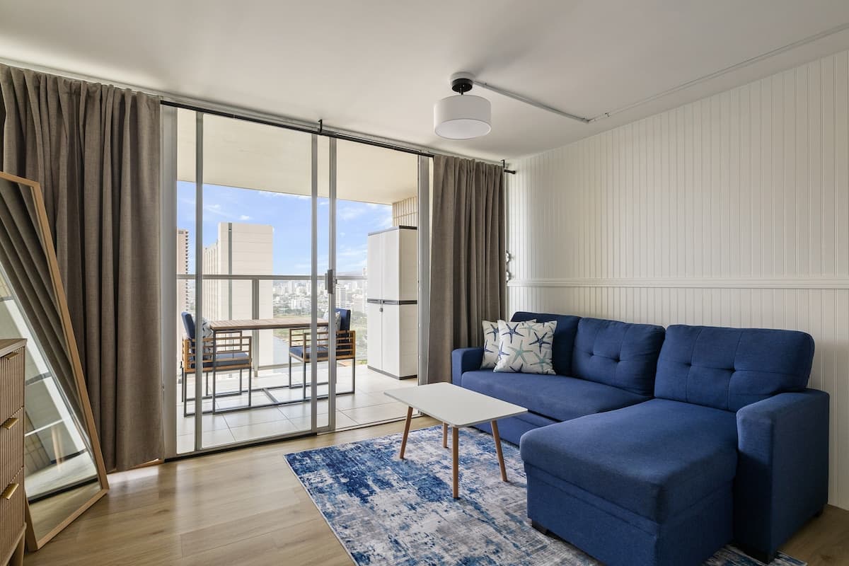 Condo in Honolulu · ★4.67 · Studio · 1 bed · 1 private bath - Photo 2
