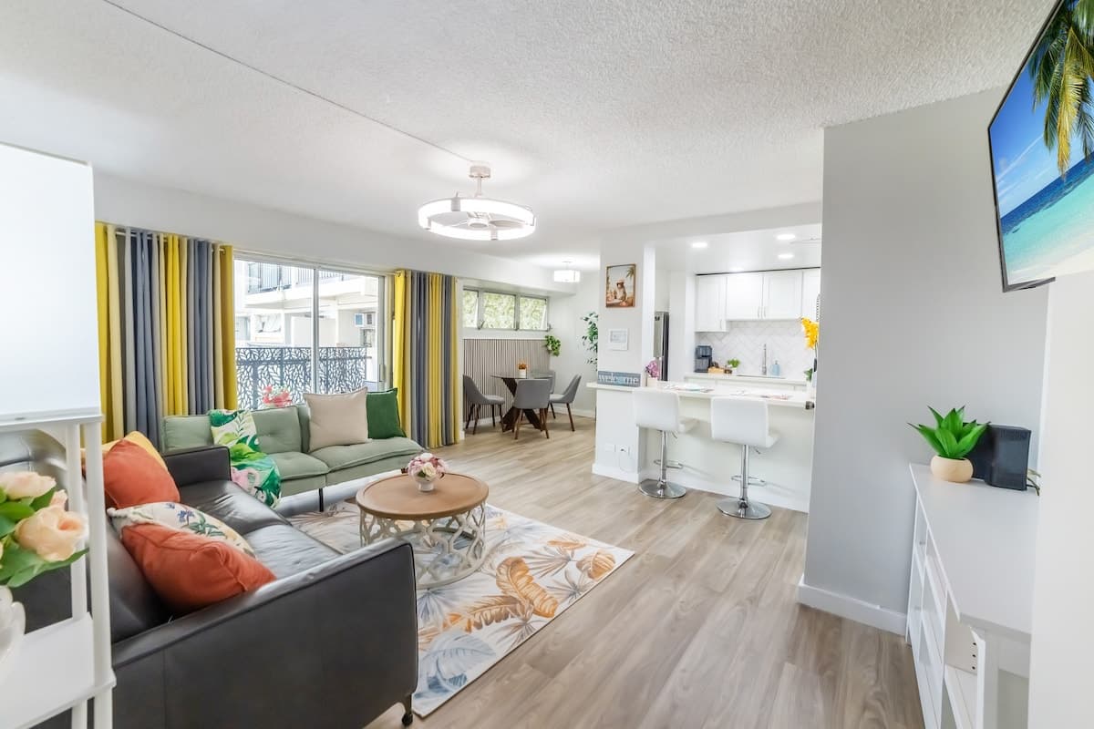 FREE parking! Waikiki beachside 2 bed 2 bath condo - Photo 1