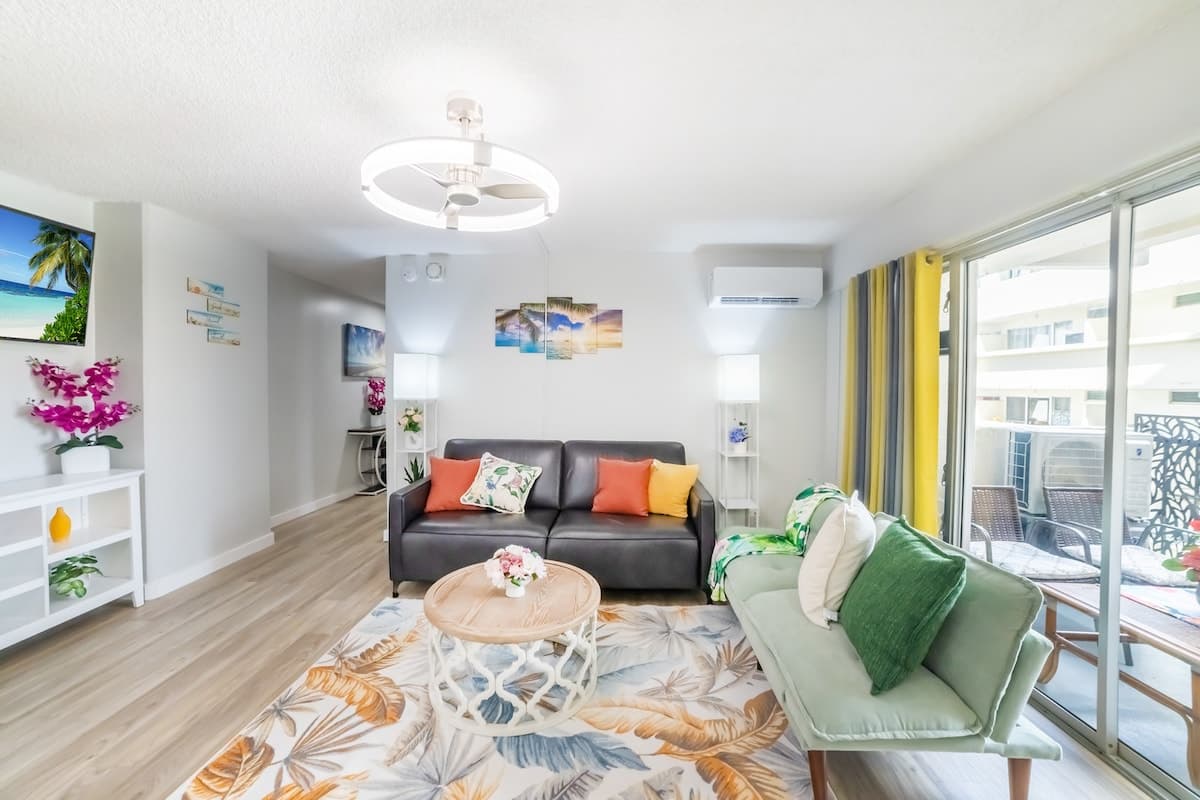 FREE parking! Waikiki beachside 2 bed 2 bath condo - Photo 5