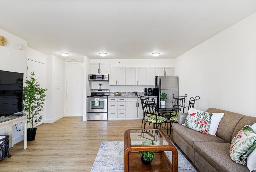 Condo in Honolulu · ★4.42 · 1 bedroom · 3 beds · 1 private bath - Photo 5