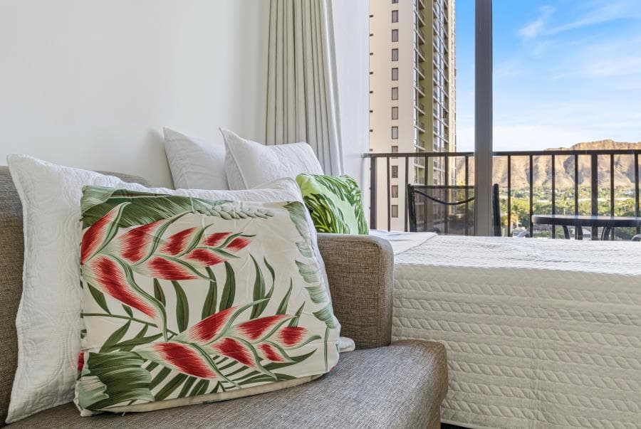 Condo in Honolulu · ★4.42 · 1 bedroom · 3 beds · 1 private bath - Photo 4
