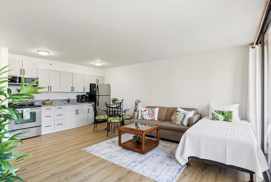 Condo in Honolulu · ★4.42 · 1 bedroom · 3 beds · 1 private bath - Photo 3