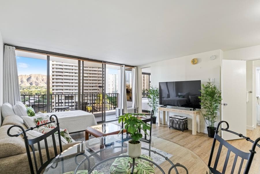 Condo in Honolulu · ★4.42 · 1 bedroom · 3 beds · 1 private bath - Photo 2