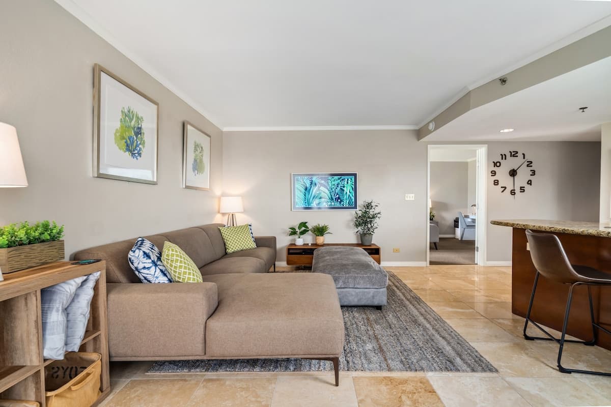 Luana Waikiki | 1 King Bed+1+Pool+Kithcen+Lanai 3x - Photo 5