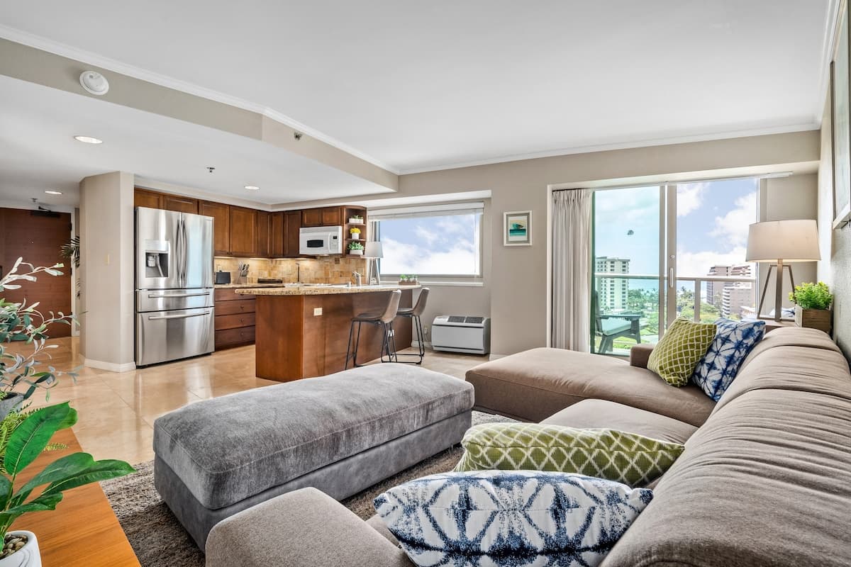 Luana Waikiki | 1 King Bed+1+Pool+Kithcen+Lanai 3x - Photo 1