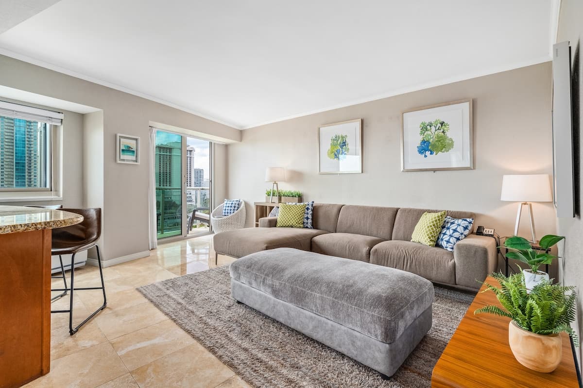Luana Waikiki | 1 King Bed+1+Pool+Kithcen+Lanai 3x - Photo 2