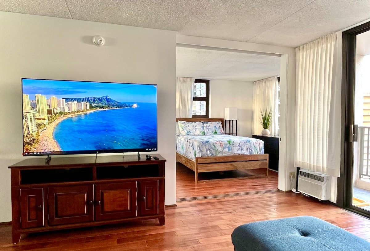 Corner Condo | Near Waikiki Beach | Free Parking - Photo 3