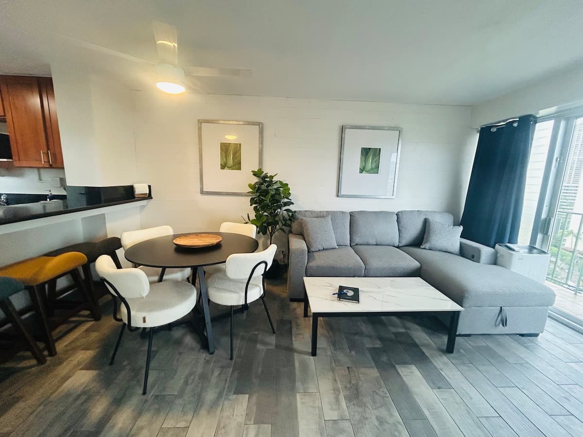 Condo in Honolulu · ★4.75 · 2 bedrooms · 4 beds · 1 private bath - Photo 5