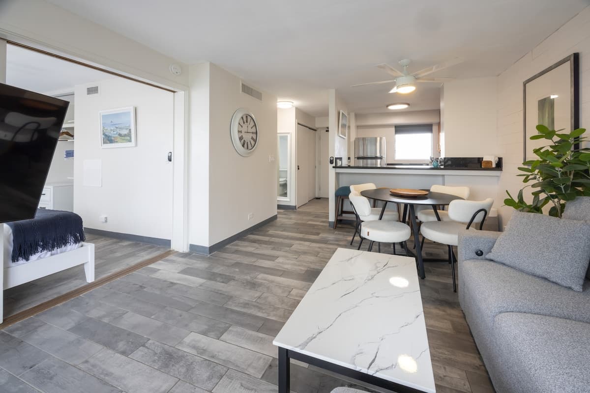 Condo in Honolulu · ★4.75 · 2 bedrooms · 4 beds · 1 private bath - Photo 4