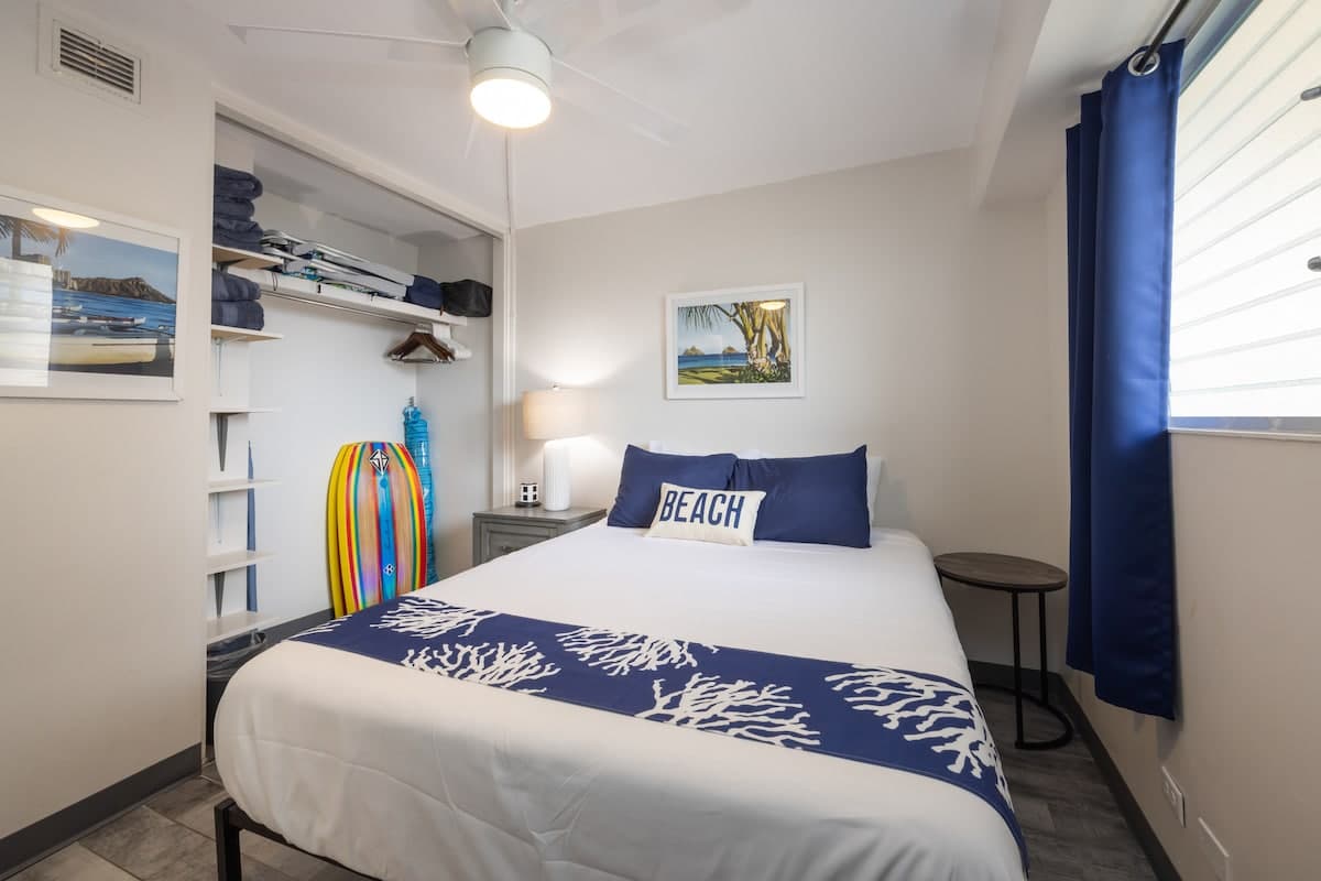 Condo in Honolulu · ★4.75 · 2 bedrooms · 4 beds · 1 private bath - Photo 1