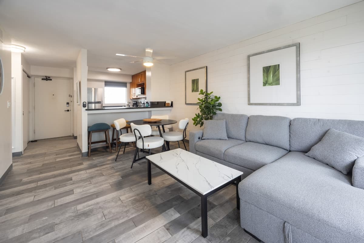 Condo in Honolulu · ★4.75 · 2 bedrooms · 4 beds · 1 private bath - Photo 3