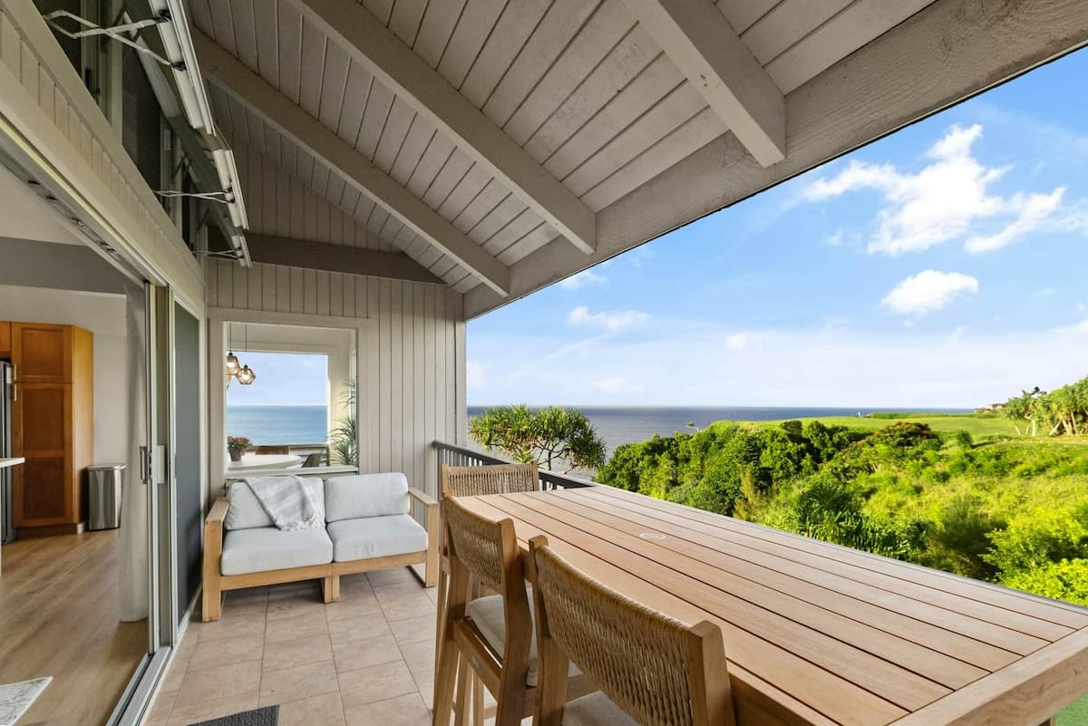 Walk to Beach 1BR Oceanfront | Balcony | Pool - Photo 5