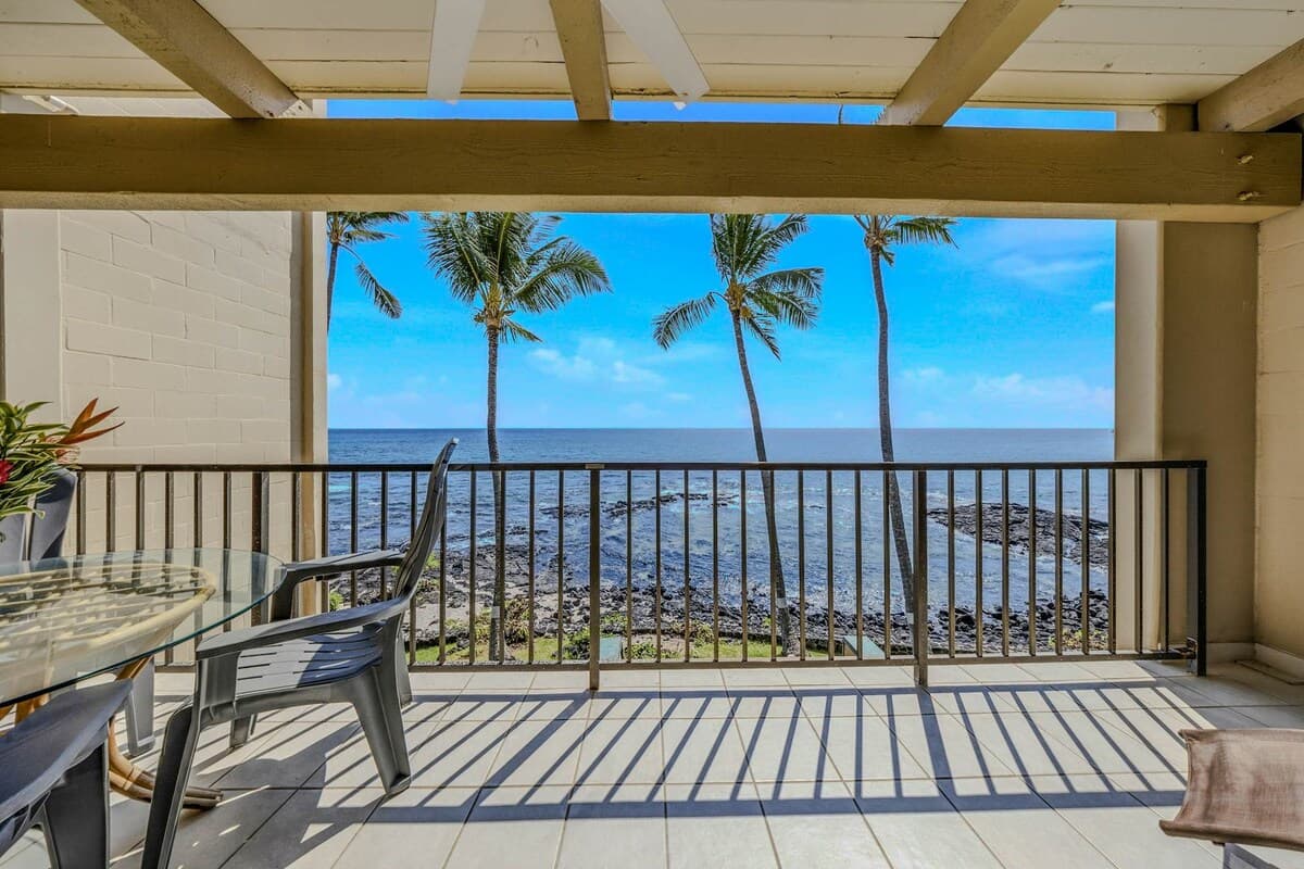 Condo in Kailua-Kona · ★4.44 · 1 bedroom · 2 beds · 1 private bath - Photo 4