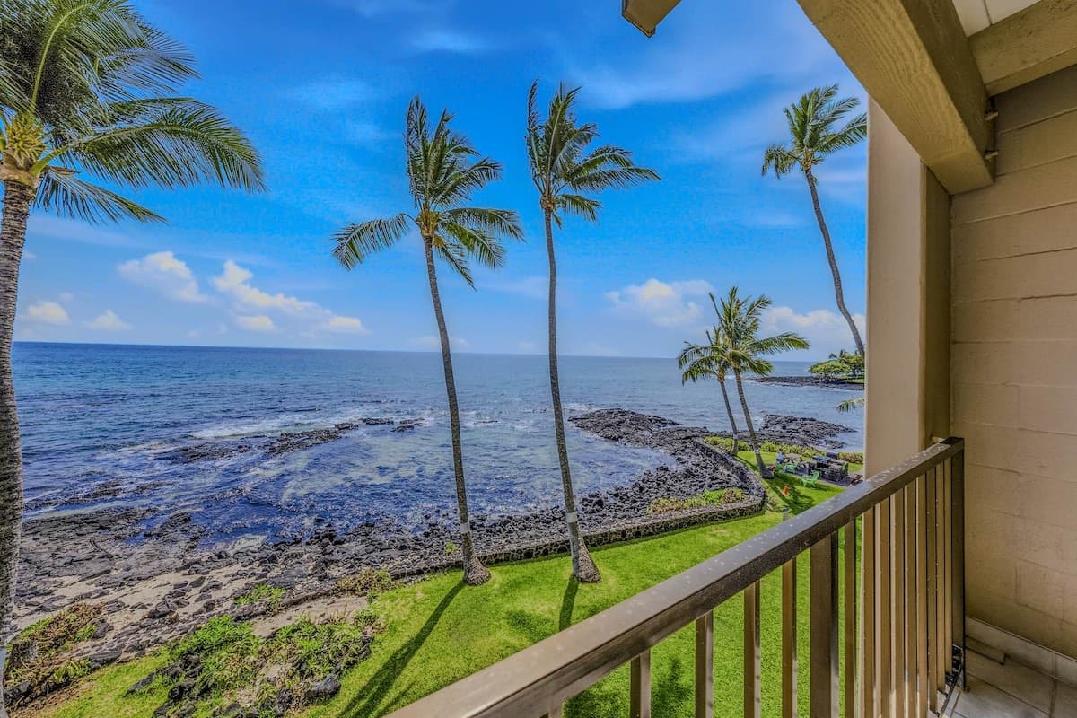 Condo in Kailua-Kona · ★4.44 · 1 bedroom · 2 beds · 1 private bath - Photo 5