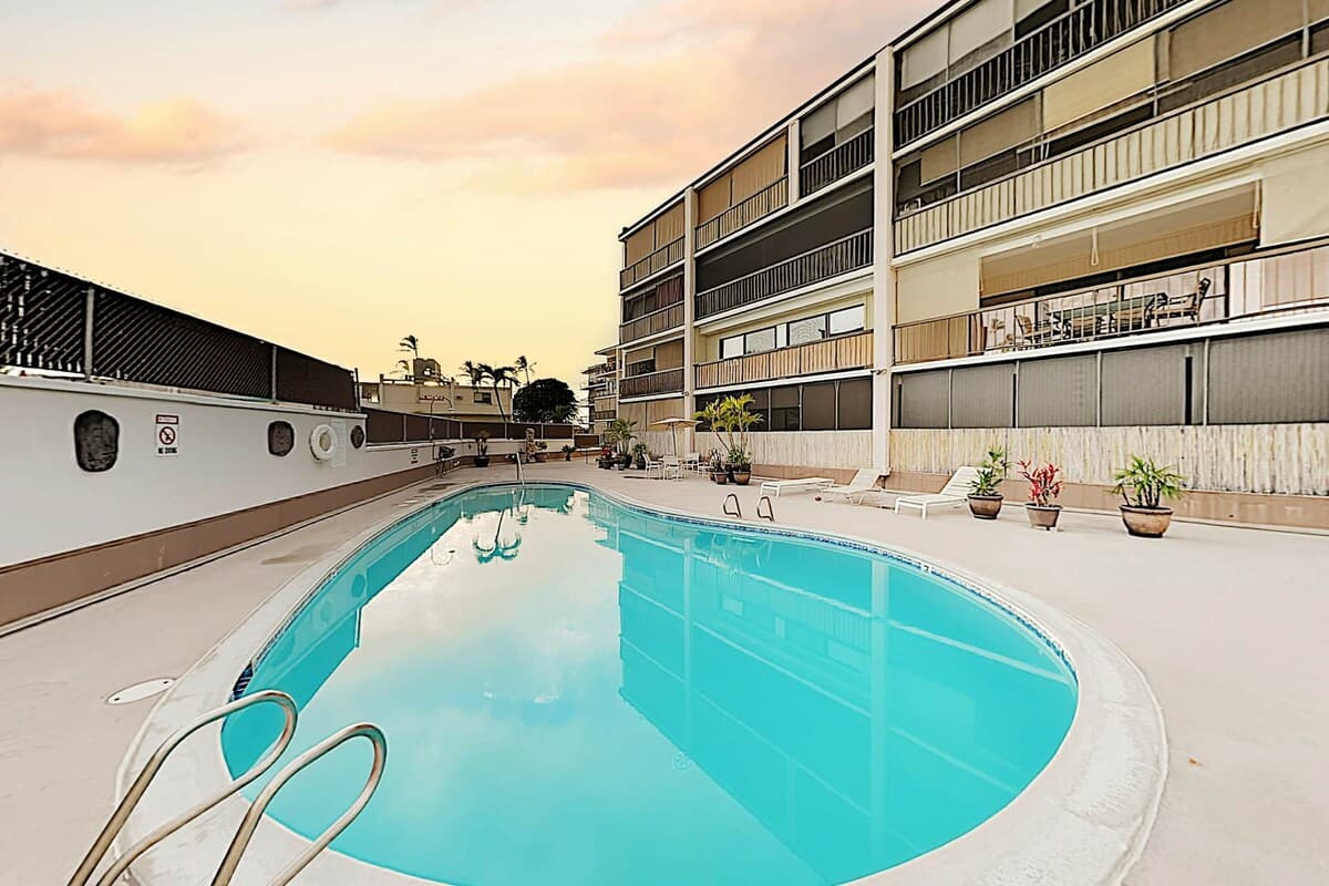 Condo in Kailua-Kona · ★4.72 · 2 bedrooms · 2 beds · 2 private baths - Photo 2