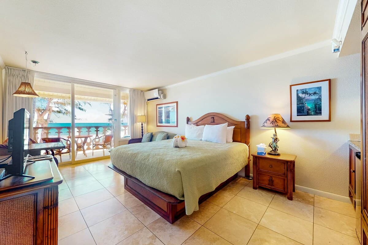 Sweeping Studio Oceanfront 3rd-Floor, Pool - Photo 2