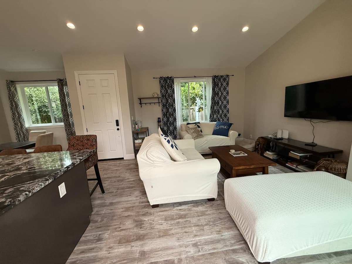 Custom-built modern home near Stanford - Photo 5