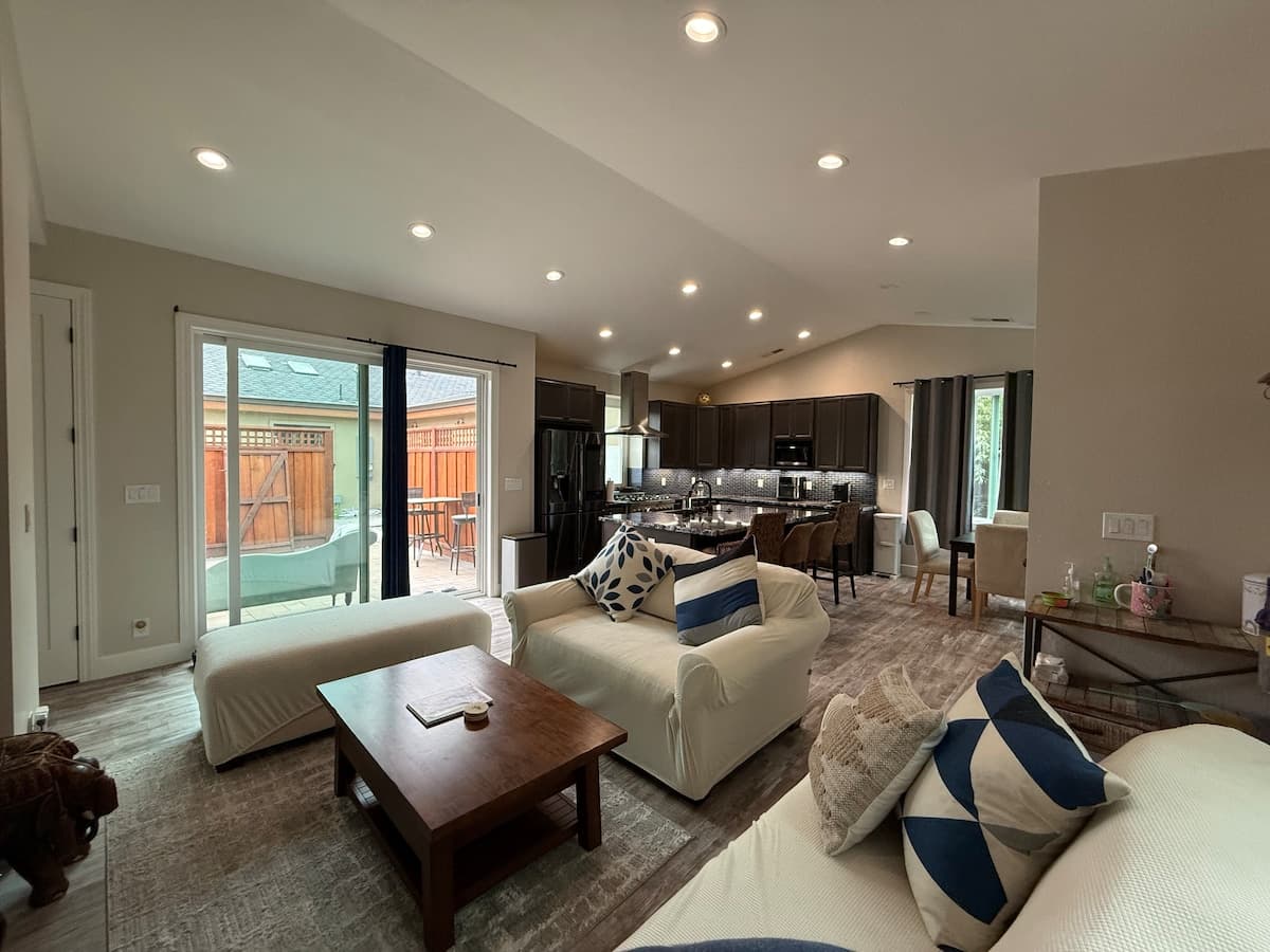 Custom-built modern home near Stanford - Photo 1