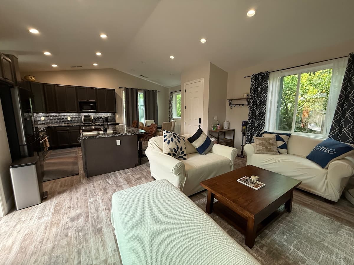 Custom-built modern home near Stanford - Photo 2
