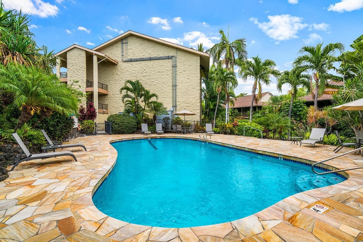 Condo in Kailua-Kona · ★4.95 · 1 bedroom · 2 beds · 1 bath - Photo 1