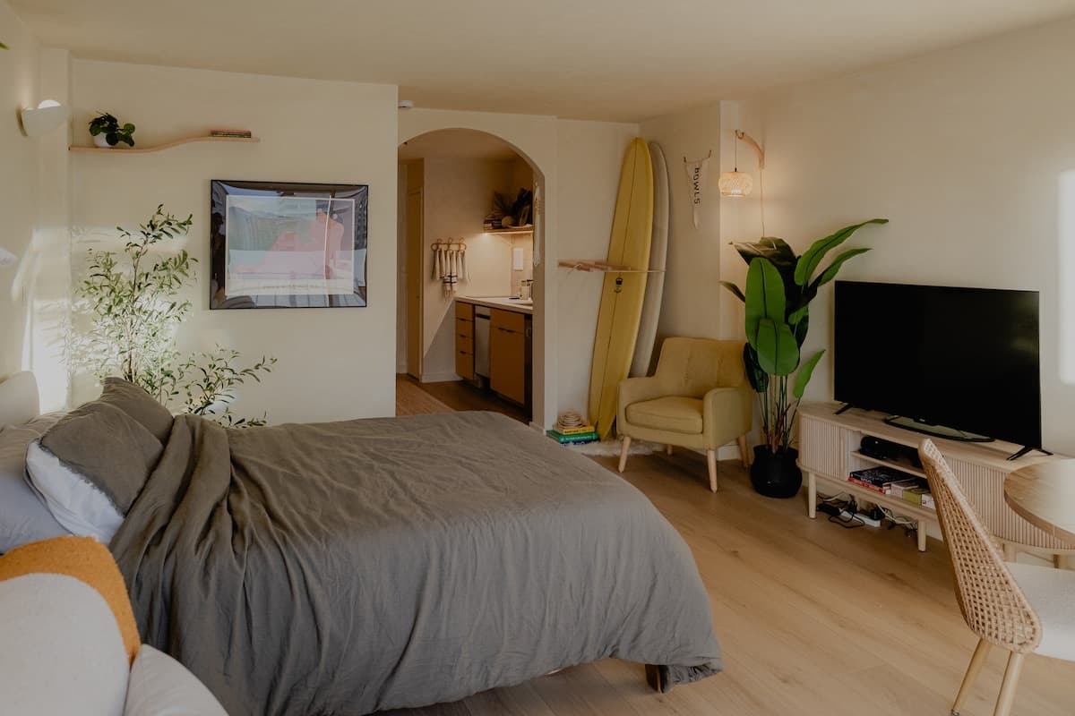 Cozy Studio in Honolulu by Beach & Surf - Photo 1