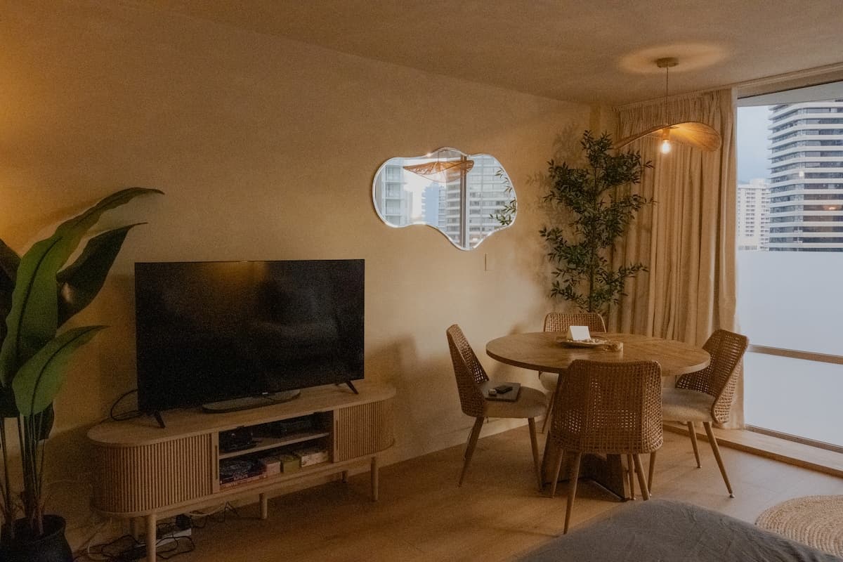 Cozy Studio in Honolulu by Beach & Surf - Photo 4