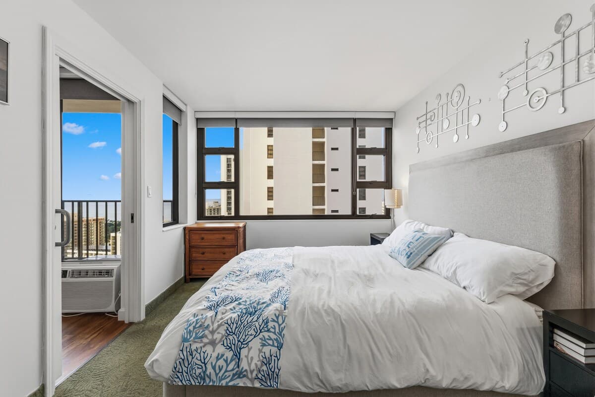 Modern Oceanfront Waikiki High-Rise | 30th Floor - Photo 5