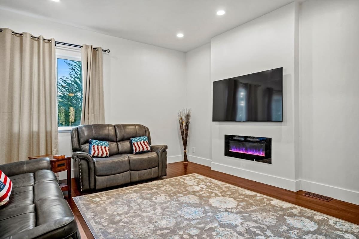 Home in Del Monte Forest · ★4.61 · 5 bedrooms · 5 beds · 3.5 private baths - Photo 3