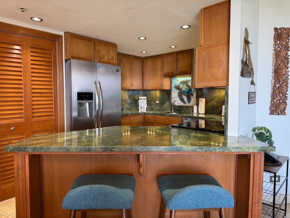 Condo in Lahaina · ★5.0 · 2 bedrooms · 4 beds · 2 baths - Photo 4