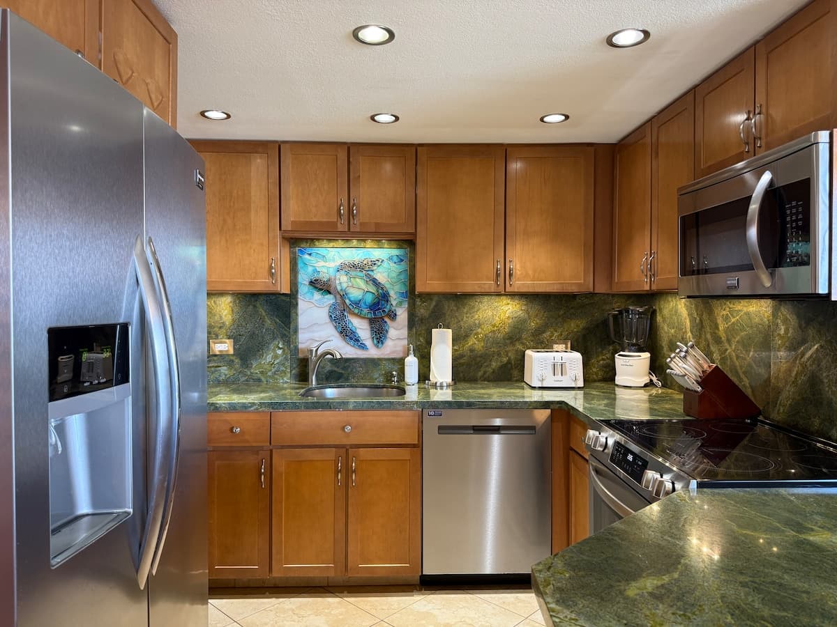 Condo in Lahaina · ★5.0 · 2 bedrooms · 4 beds · 2 baths - Photo 5