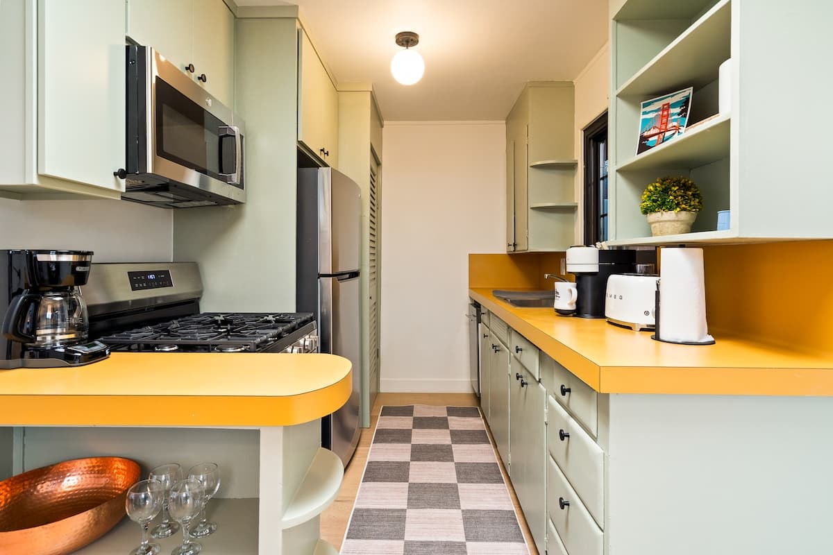 Luxe Treehouse Apt•Walk to Town•King Bed•Sleeps 4 - Photo 4