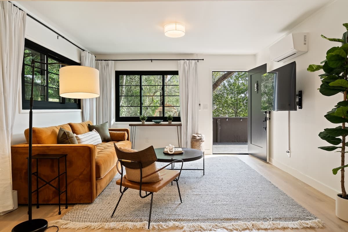 Luxe Treehouse Apt•Walk to Town•King Bed•Sleeps 4 - Photo 1