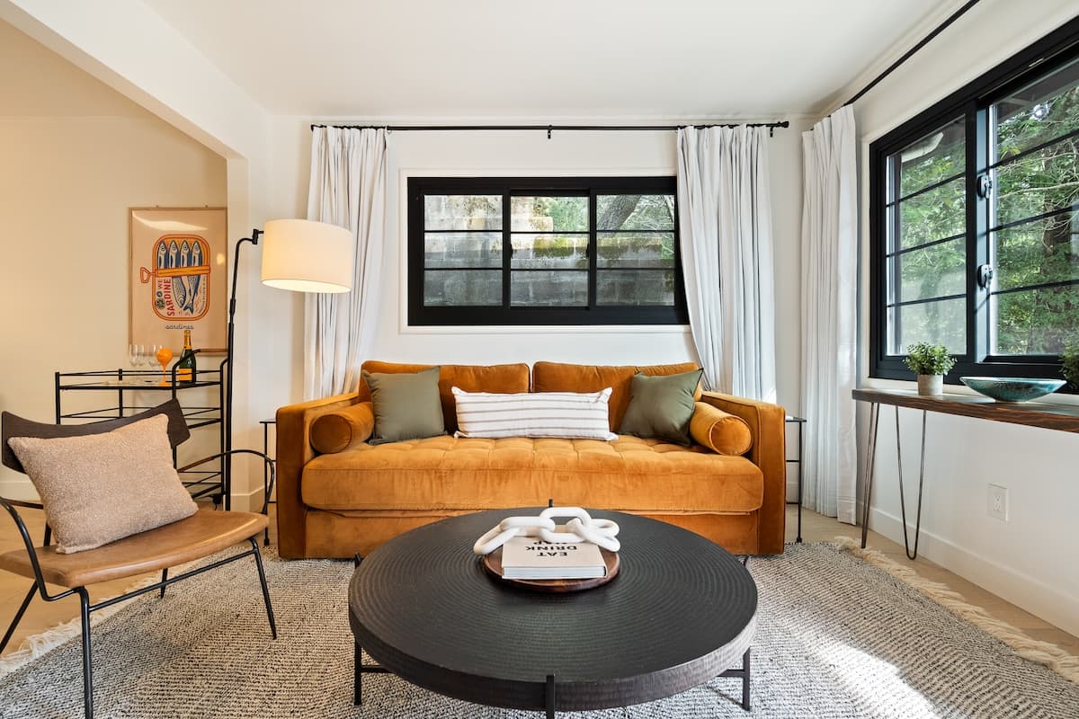 Luxe Treehouse Apt•Walk to Town•King Bed•Sleeps 4 - Photo 2
