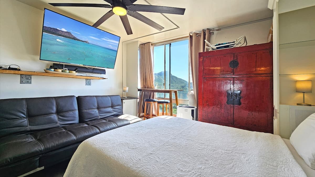 WG 716 | Ocean-View Studio ½Block to Waikῑkῑ Beach - Photo 1