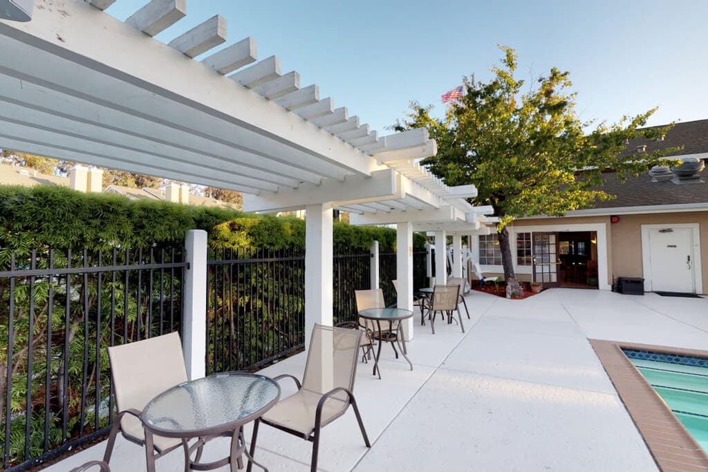 2 Hotel Rooms, Pool, Lake, Pet-Friendly - Photo 1