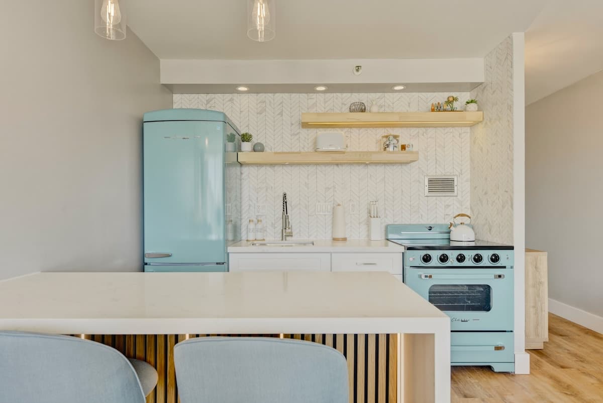 Luxury Retro Waikiki Condo w/FREE Parking - Photo 2