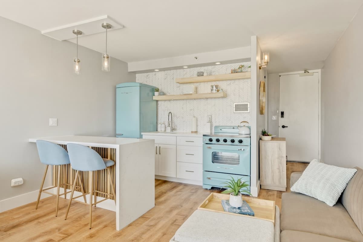 Luxury Retro Waikiki Condo w/FREE Parking - Photo 1