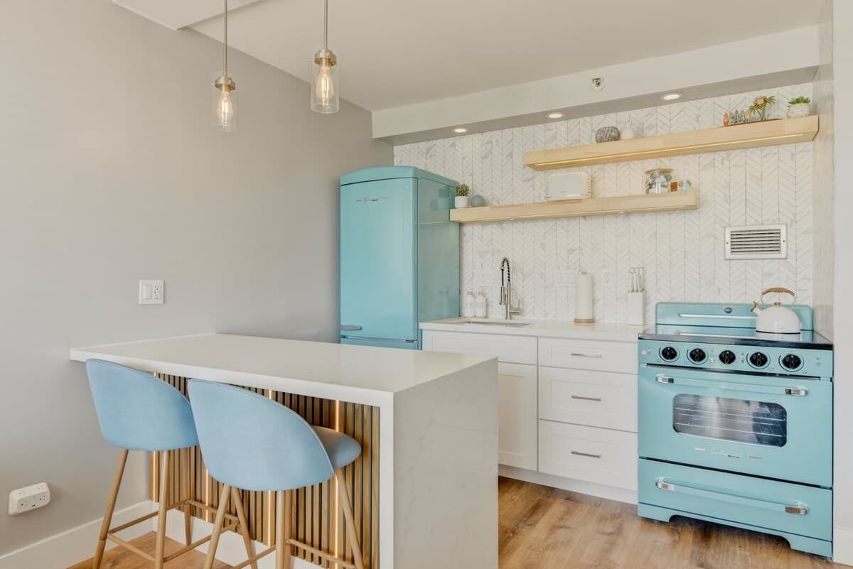 Luxury Retro Waikiki Condo w/FREE Parking - Photo 3