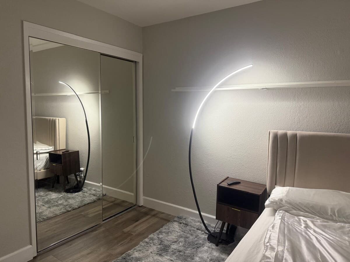 Renovated top-floor condo, bright & spacious - Photo 4
