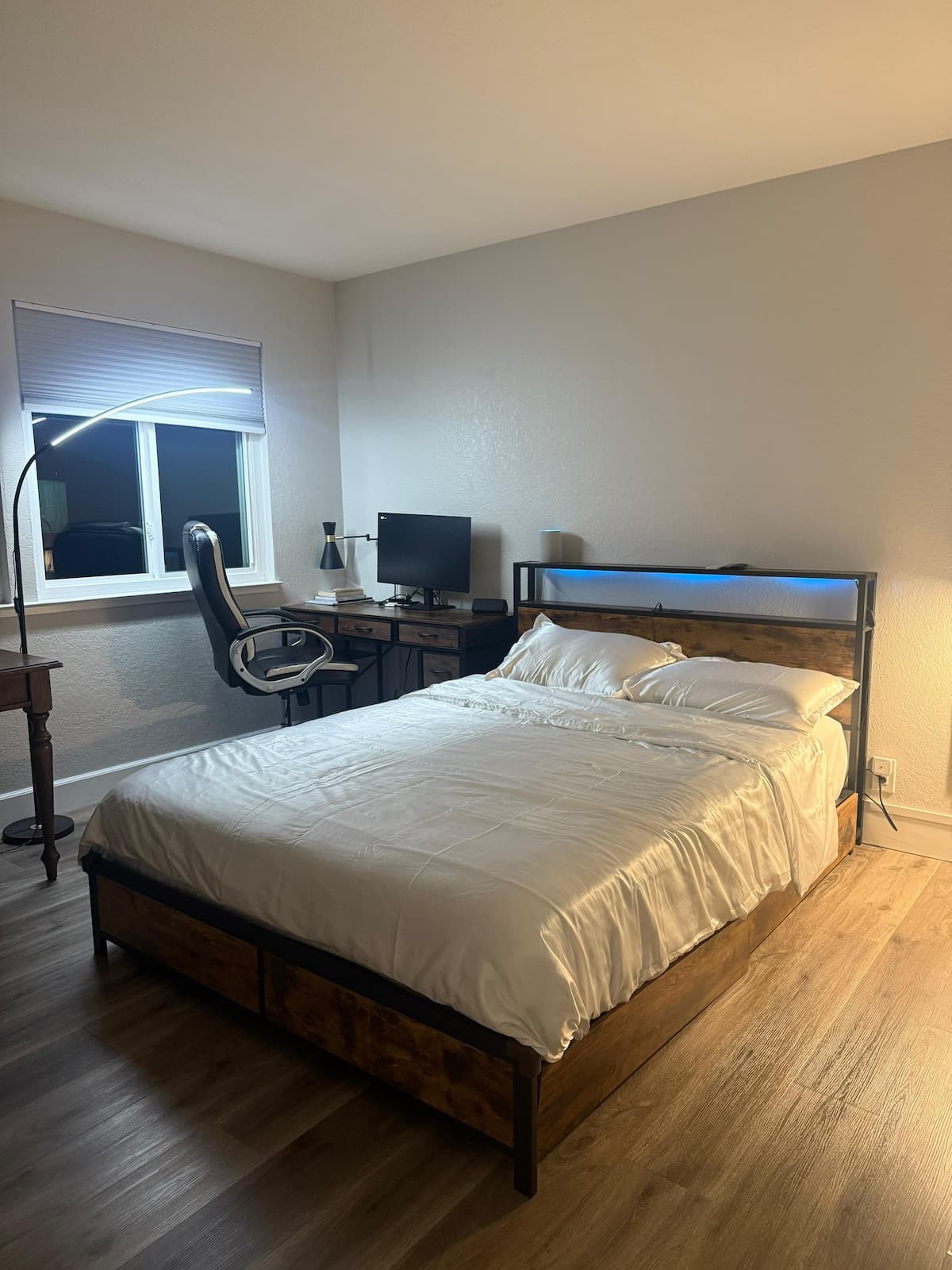 Renovated top-floor condo, bright & spacious - Photo 2