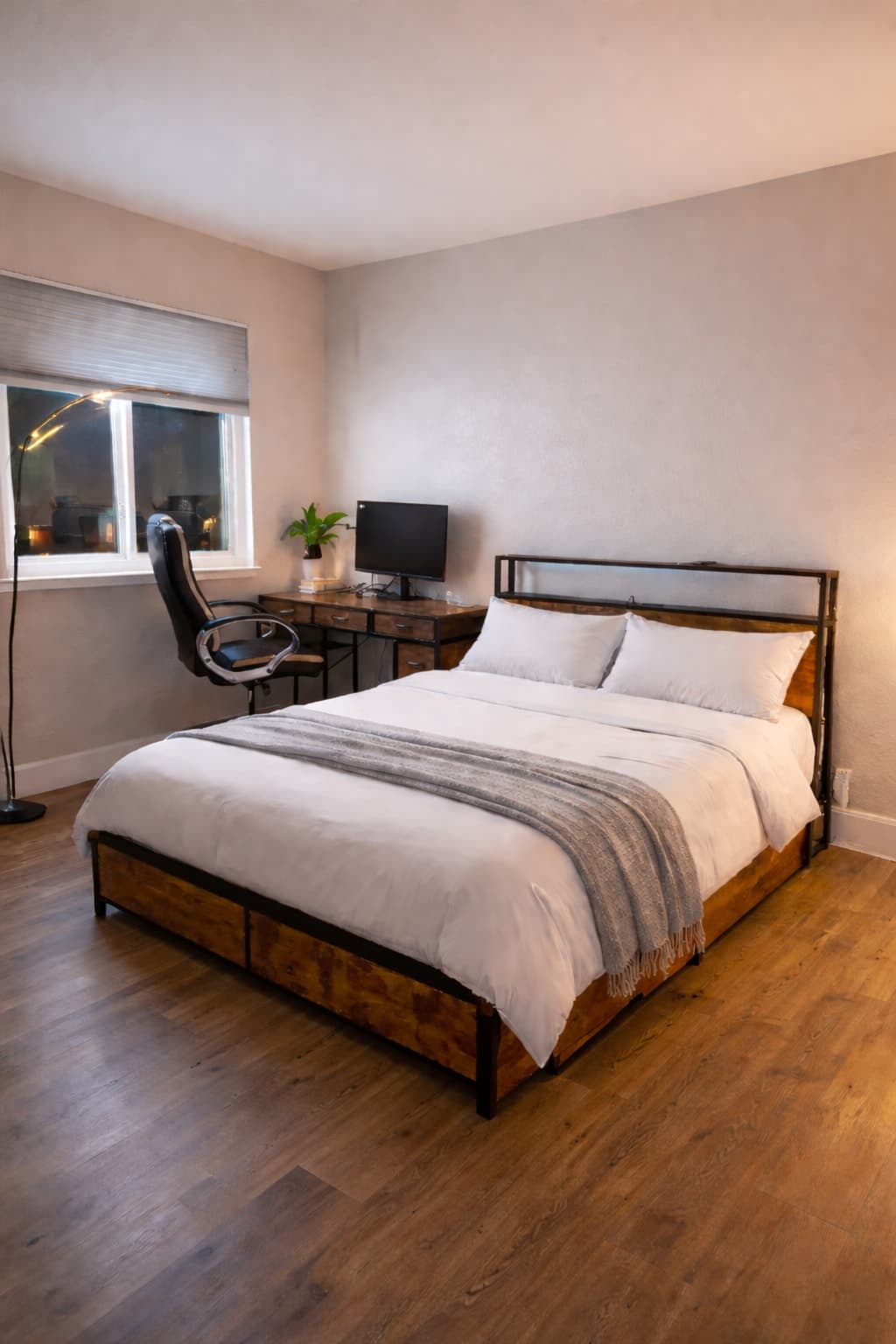 Renovated top-floor condo, bright & spacious - Photo 1