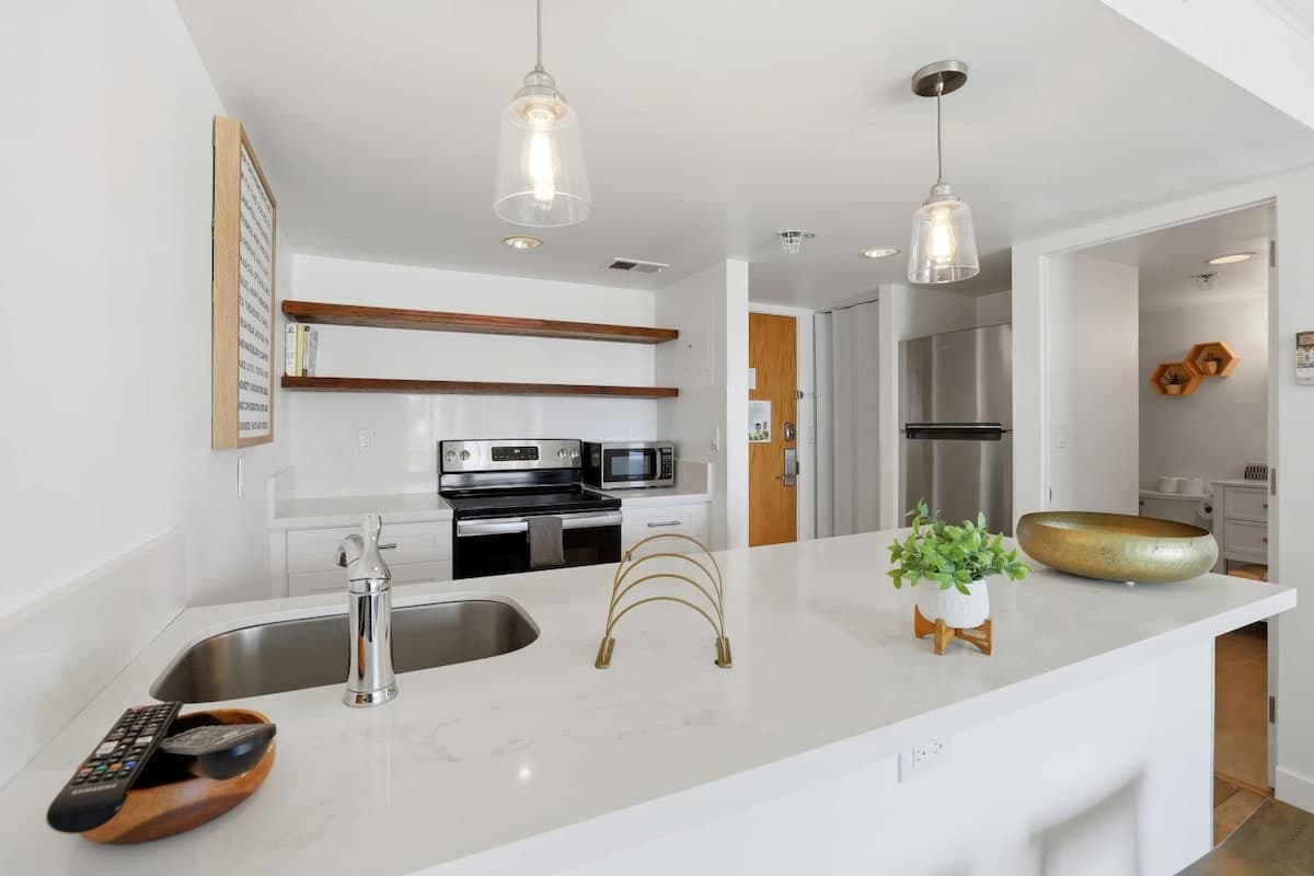 Condo in Honolulu · ★4.6 · 1 bedroom · 2 beds · 1 private bath - Photo 4