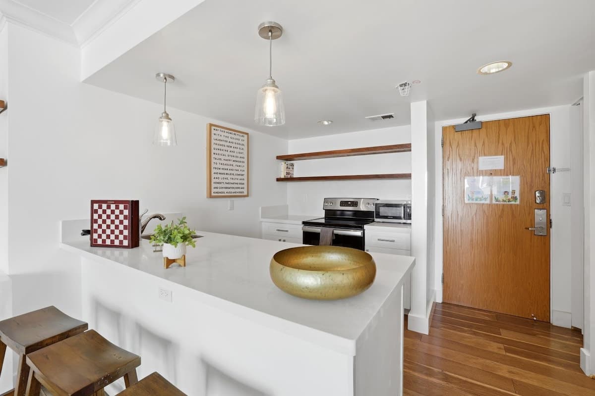 Condo in Honolulu · ★4.6 · 1 bedroom · 2 beds · 1 private bath - Photo 5