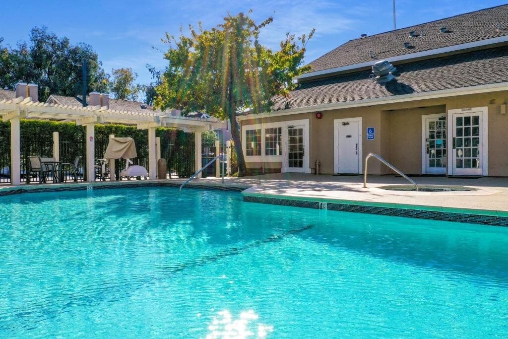3-Room Hotel Block, Pool, Lake, Pet-Friendly - Photo 5